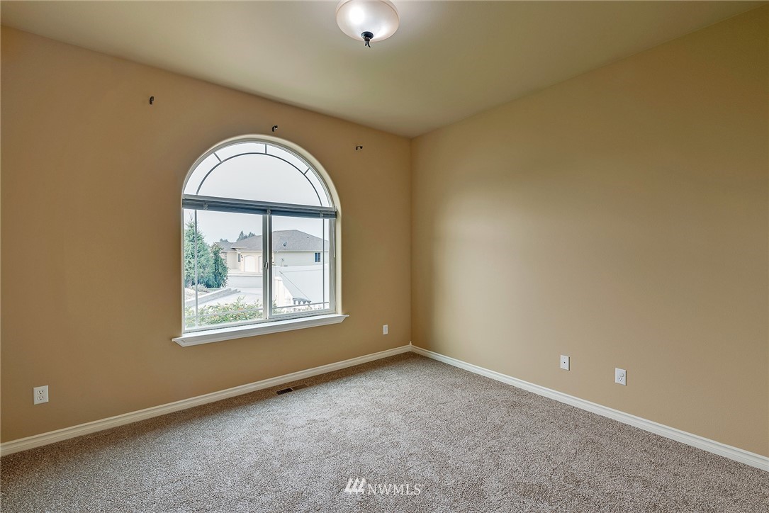 89 Springhill Drive East Wenatchee, WA 98802 - Photo 29 of 36 an empty room with windows and mirror