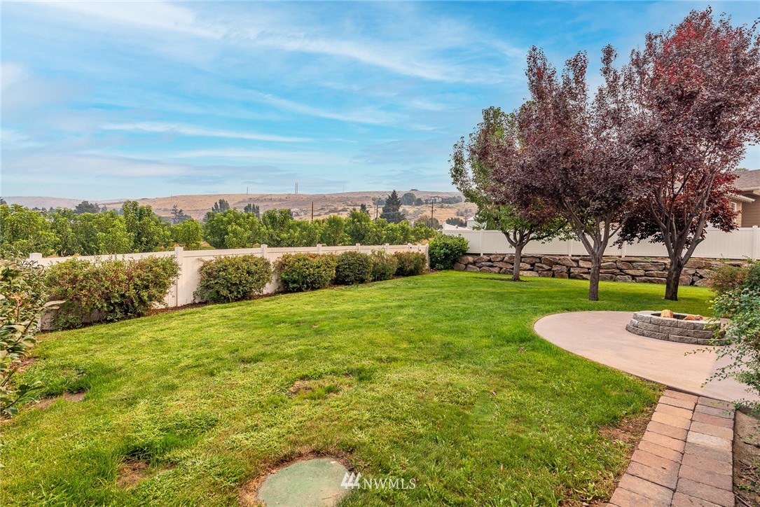 89 Springhill Drive East Wenatchee, WA 98802 - Photo 30 of 36 a view of an outdoor space and yard