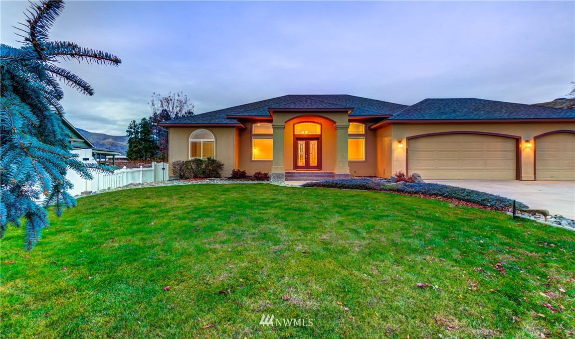 89 Springhill Drive East Wenatchee, WA 98802 - Photo 3 of 36 a front view of house with yard and green space