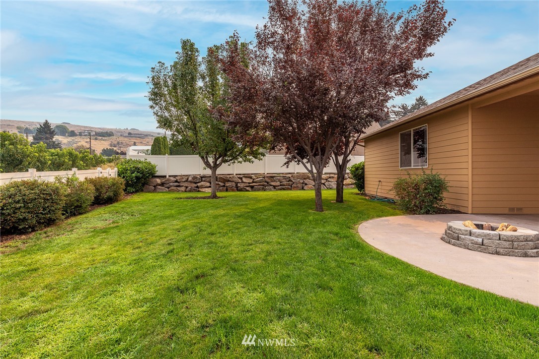 89 Springhill Drive East Wenatchee, WA 98802 - Photo 31 of 36 a view of a backyard with a garden