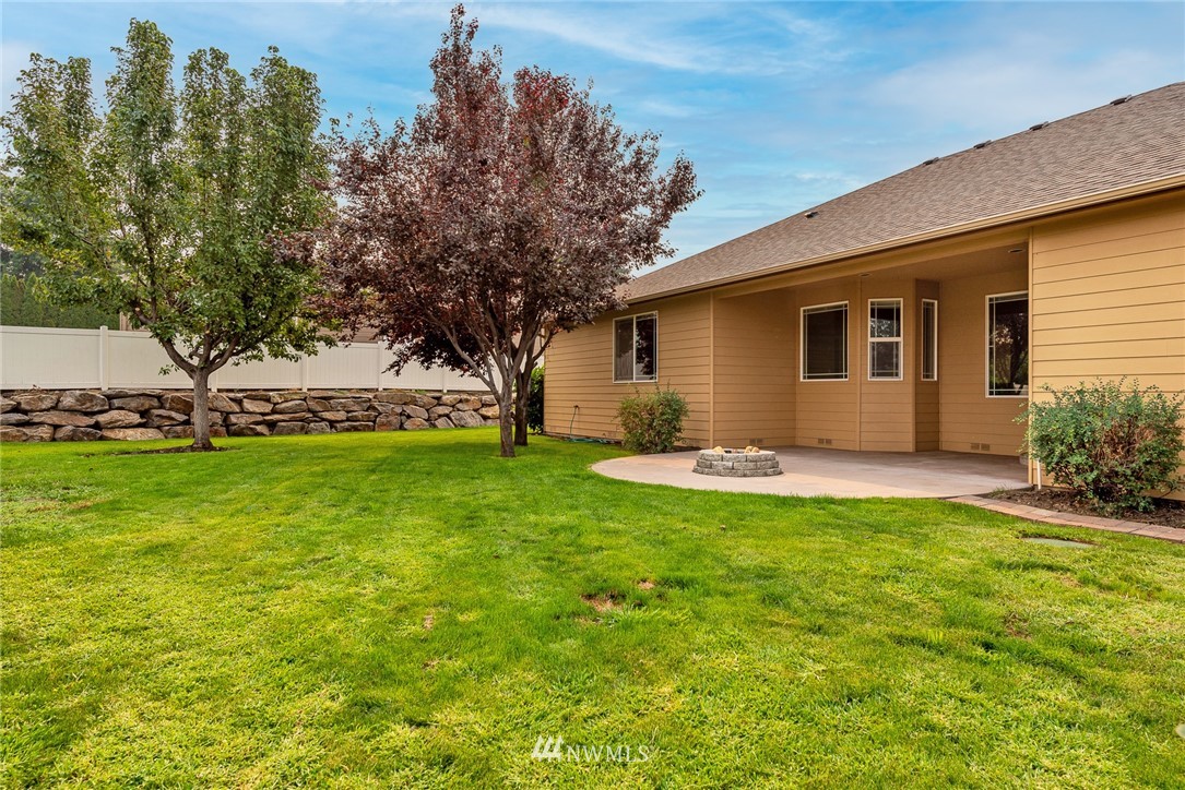 89 Springhill Drive East Wenatchee, WA 98802 - Photo 34 of 36 a view of a house with backyard and sitting area