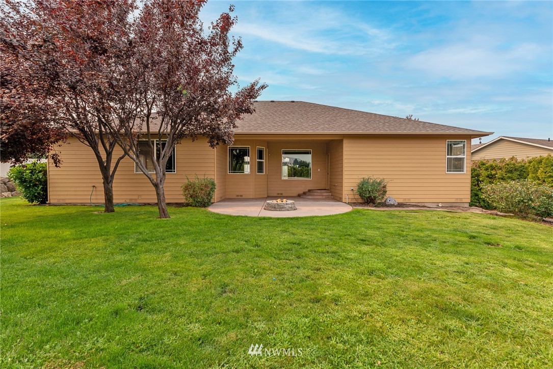 89 Springhill Drive East Wenatchee, WA 98802 - Photo 35 of 36 a front view of house with yard and green space