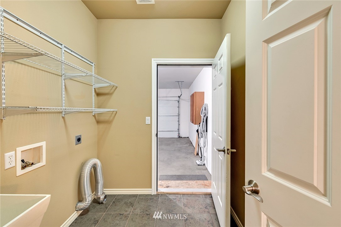 89 Springhill Drive East Wenatchee, WA 98802 - Photo 36 of 36 a view of a bathroom with a tub and shower
