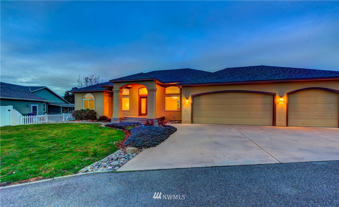 89 Springhill Drive East Wenatchee, WA 98802 - Photo 4 of 36 a front view of a house with garden