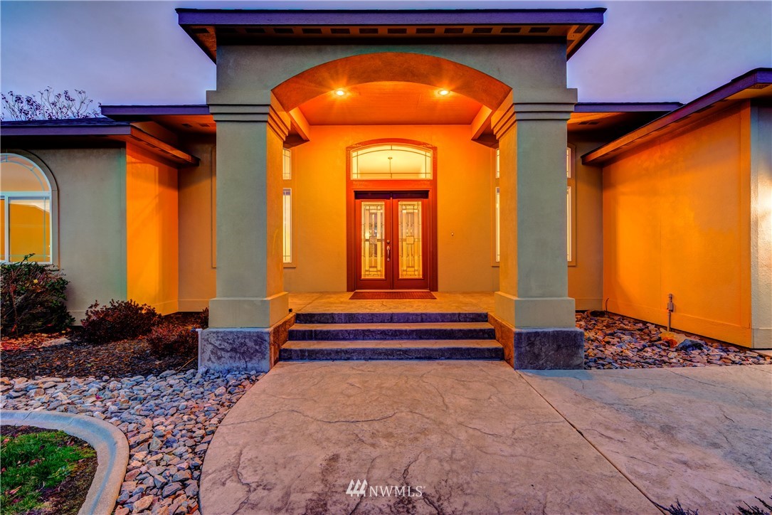 89 Springhill Drive East Wenatchee, WA 98802 - Photo 5 of 36 a front view of a house with a garden