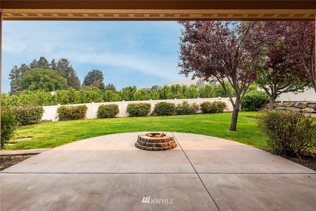 89 Springhill Drive East Wenatchee, WA 98802 - Photo 8 of 36 a view of a yard with an outdoor space
