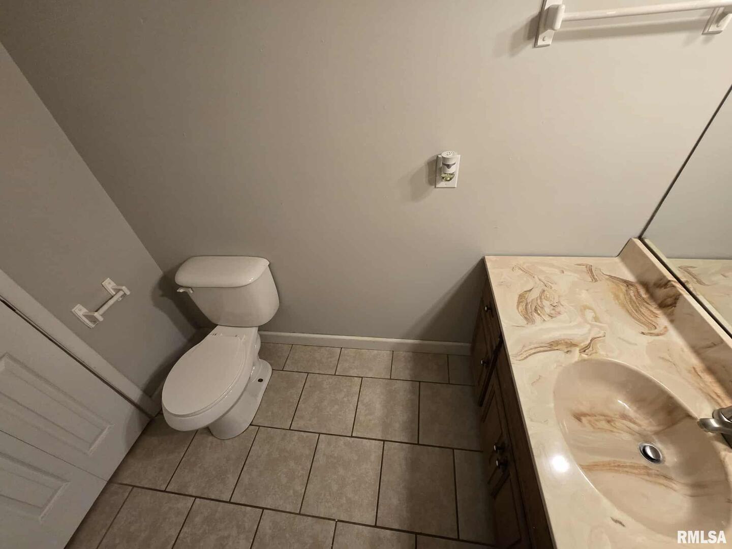 108 Mockingbird Lane Woodlawn, IL 62898 - Photo 29 of 59 a bathroom with a toilet and a tub