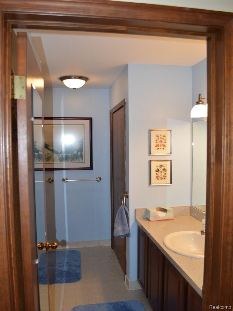 3085 Landview Drive Rochester, MI 48306 - Photo 21 of 27 Upstairs Bath