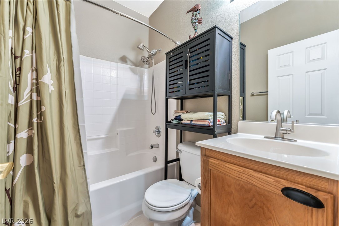 6317 Snap Ridge Street, Unit 101 North Las Vegas, NV 89081 - Photo 21 of 40 Upstairs hall bathroom.