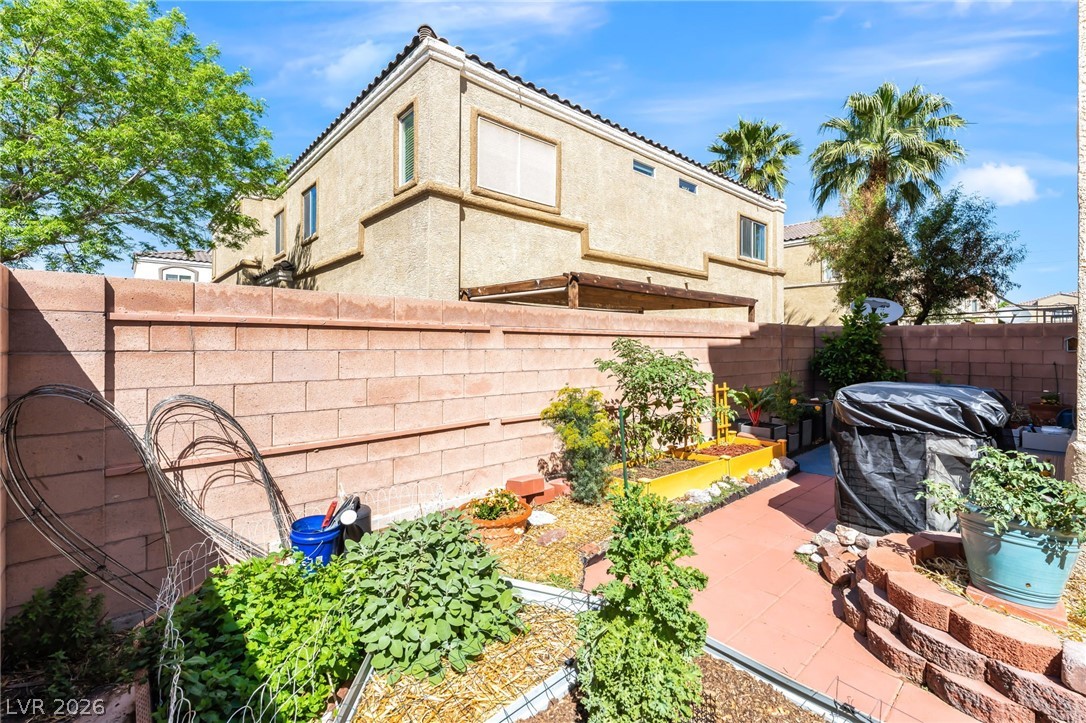 6317 Snap Ridge Street, Unit 101 North Las Vegas, NV 89081 - Photo 24 of 40 Private yard.