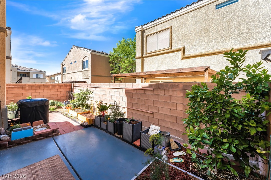 6317 Snap Ridge Street, Unit 101 North Las Vegas, NV 89081 - Photo 26 of 40 Private yard.