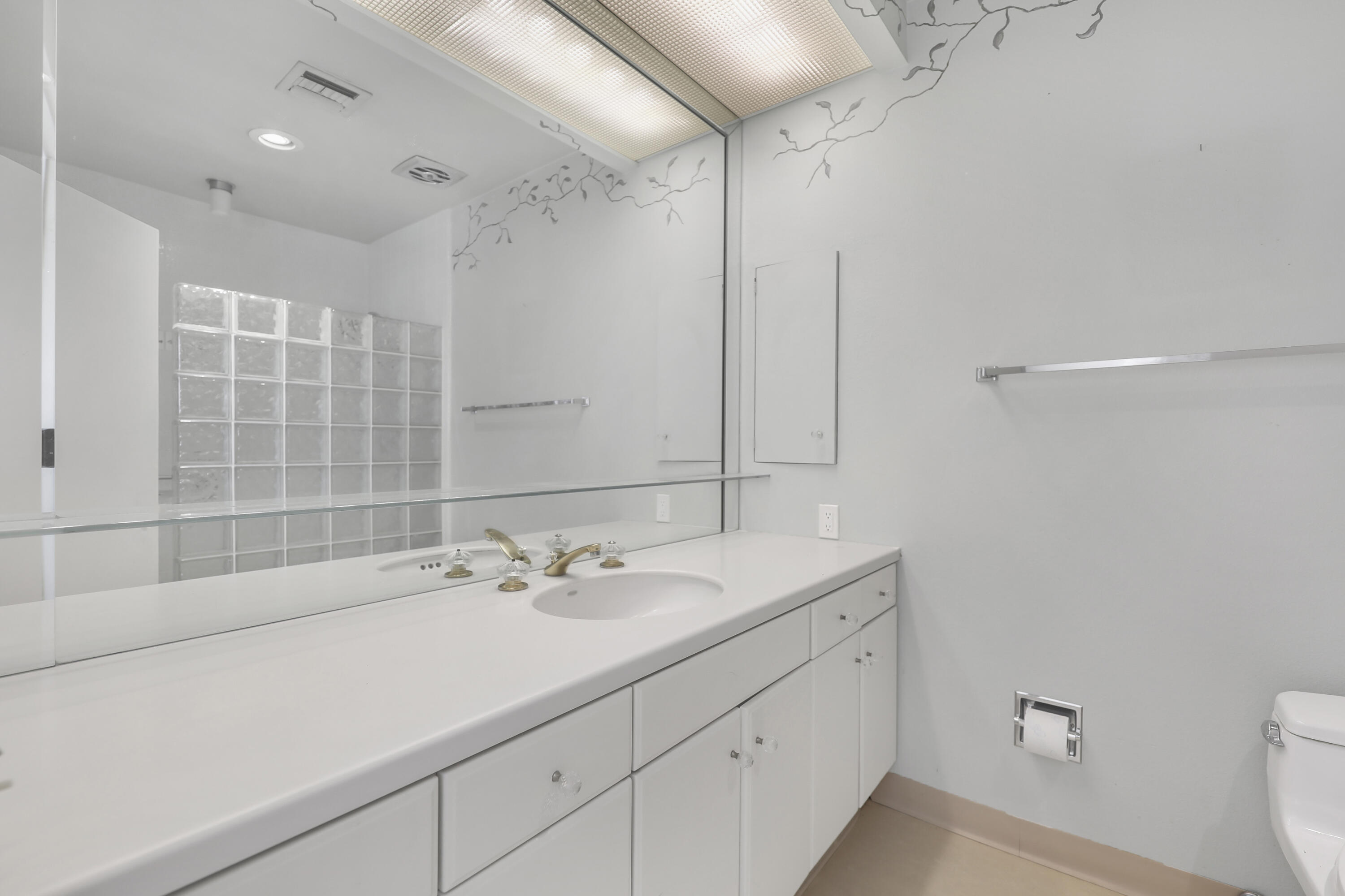 770 South La Mirada Road Palm Springs, CA 92264 - Photo 8 of 39 a bathroom with a sink a toilet and shower