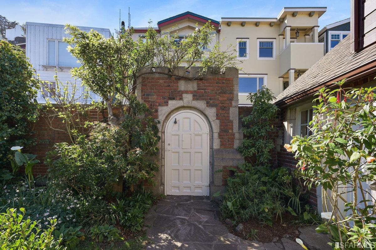 58 Graystone Terrace San Francisco, CA 94114 - Photo 59 of 88 a front view of a house with a garden