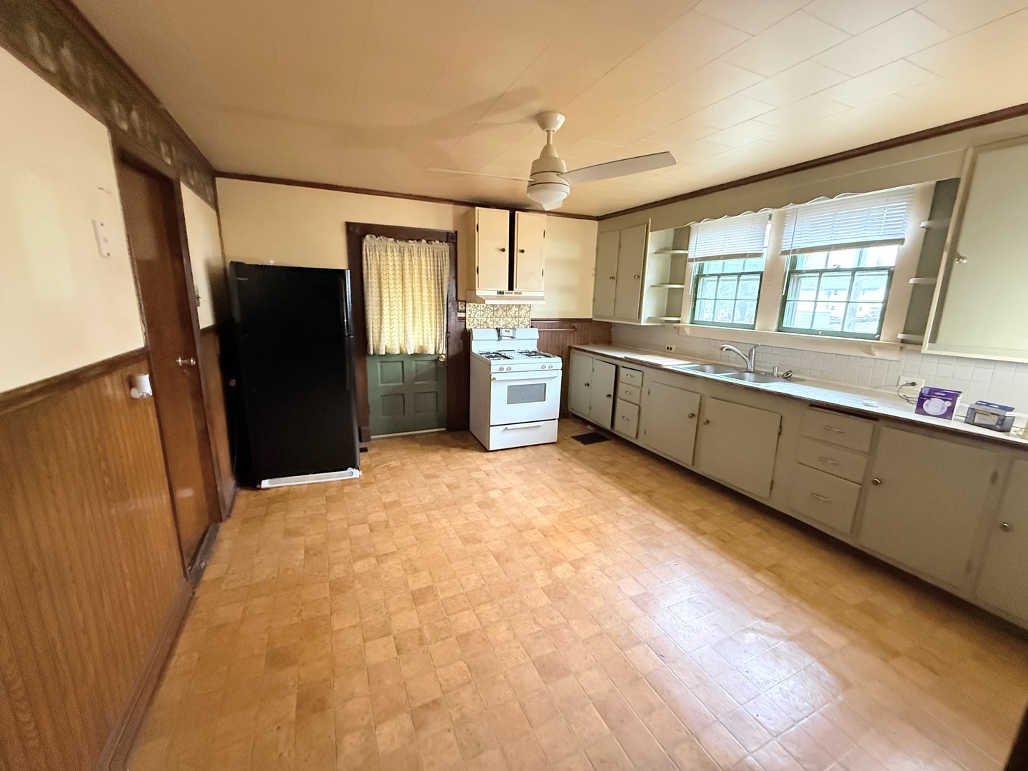 820 South 10th Street Herrin, IL 62948 - Photo 12 of 15 a large kitchen with a large window