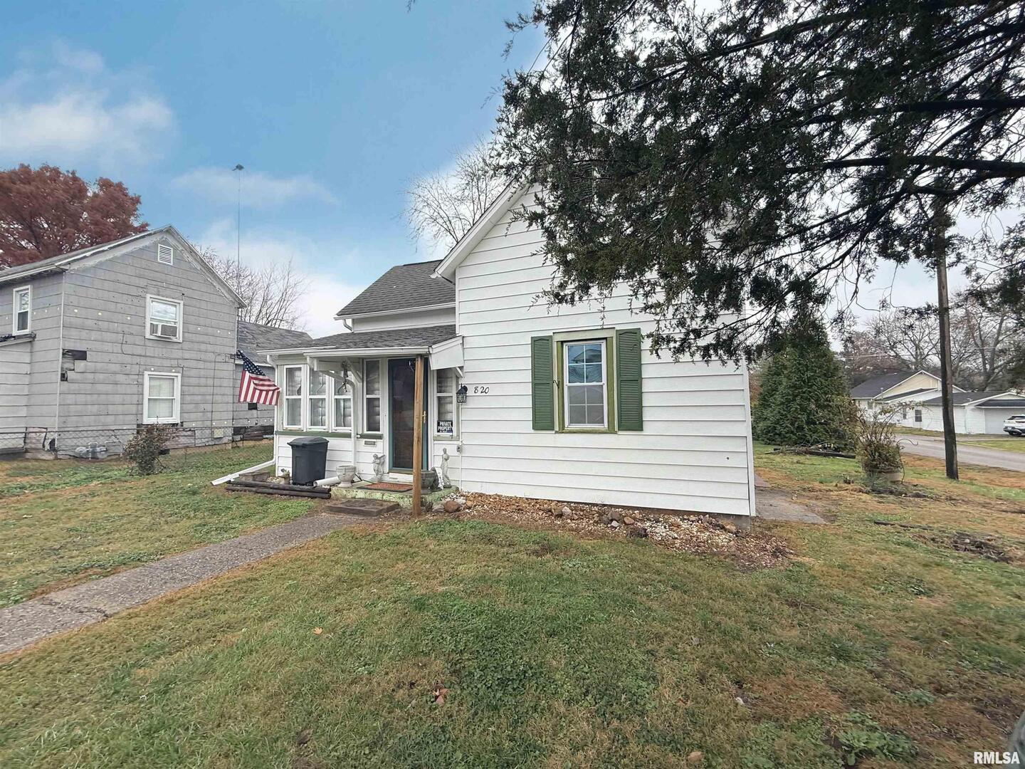 820 South 10th Street Herrin, IL 62948 - Photo 2 of 15 a view of a house with backyard and sitting area