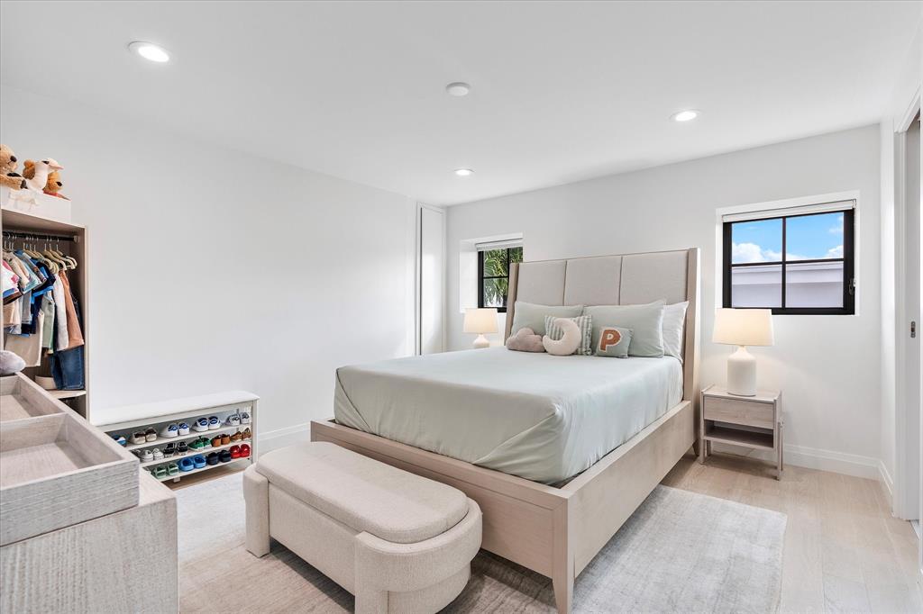 9 Tahoe Lane Sea Ranch Lakes, FL 33308 - Photo 49 of 99 a spacious bedroom with a bed and a couch