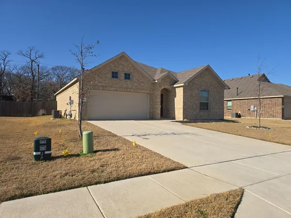 $1,995 | 213 Post Oak Street, Azle, TX 76020