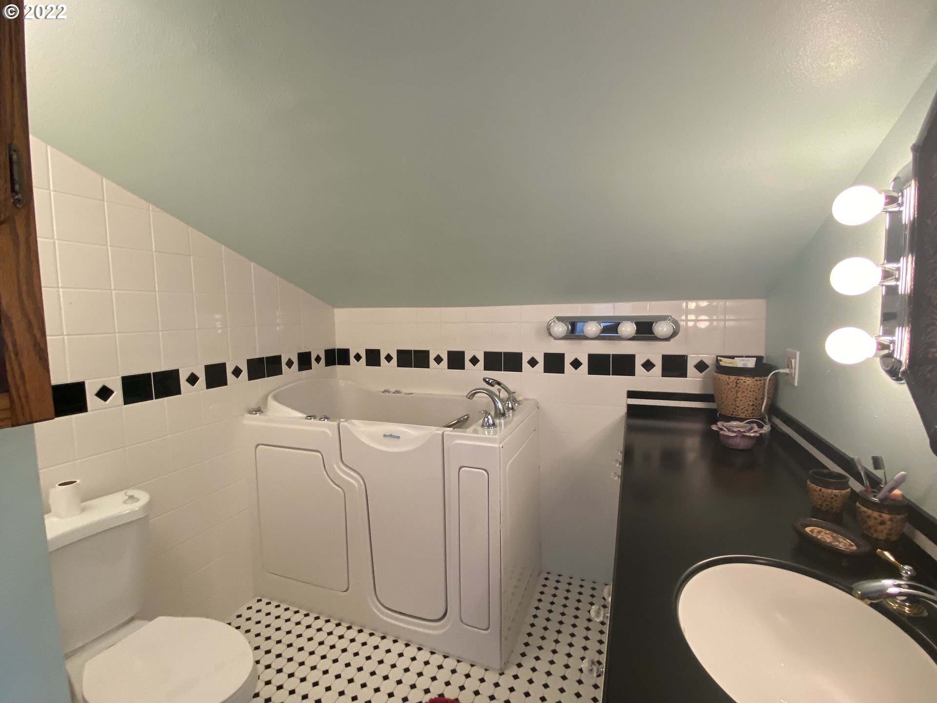 72559 Yarrington Road Elgin, OR 97827 - Photo 16 of 30 Bathroom, Attached