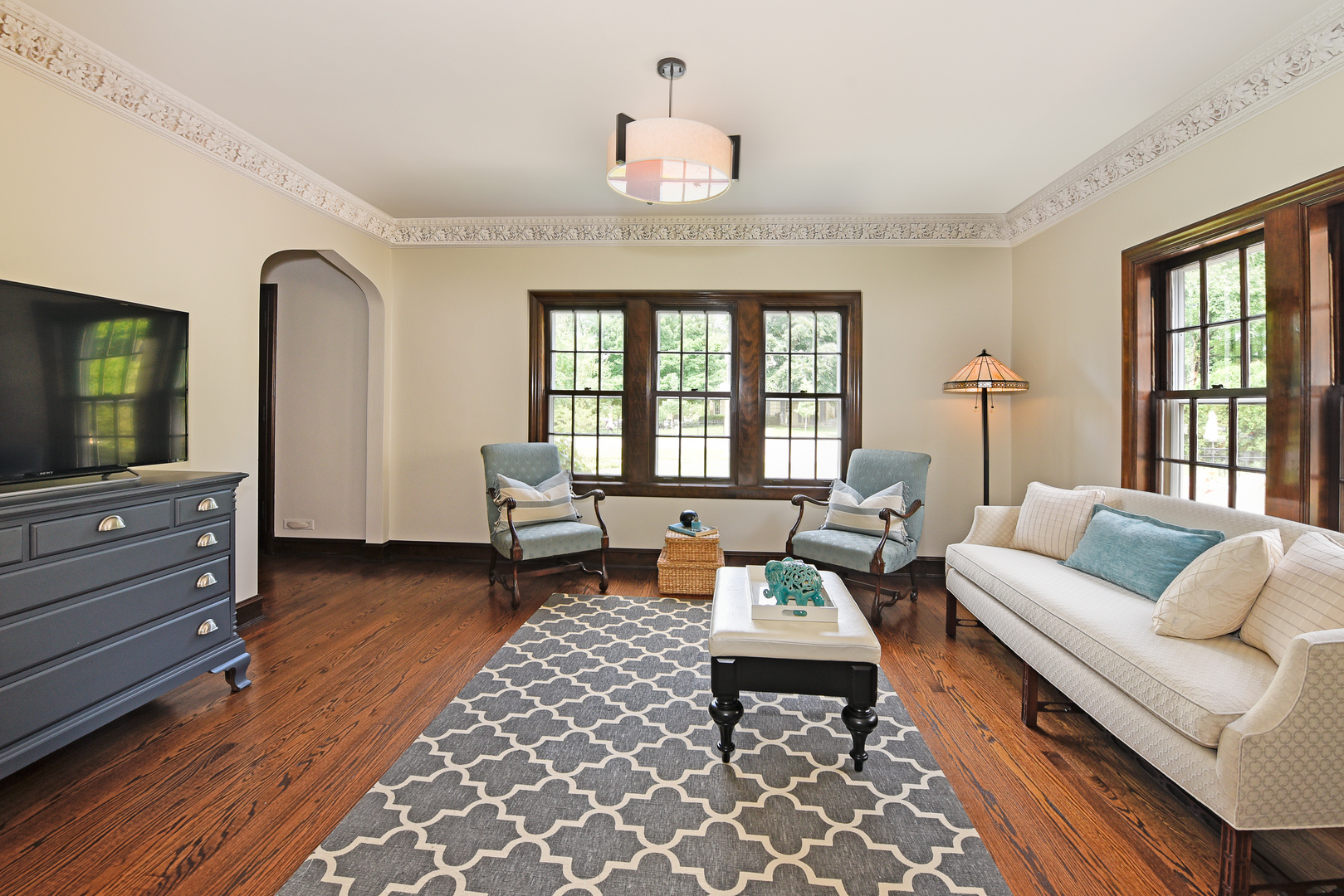 411 Ridge Road Kenilworth, IL 60043 - Photo 16 of 35 a living room with furniture and a flat screen tv