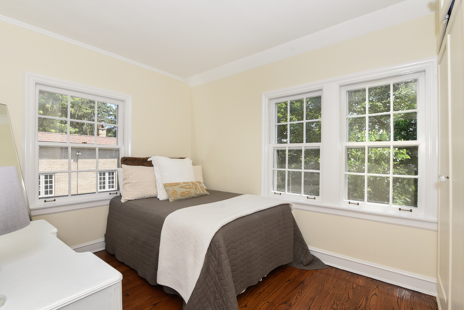 411 Ridge Road Kenilworth, IL 60043 - Photo 27 of 35 a bedroom with a bed and a window with outer view
