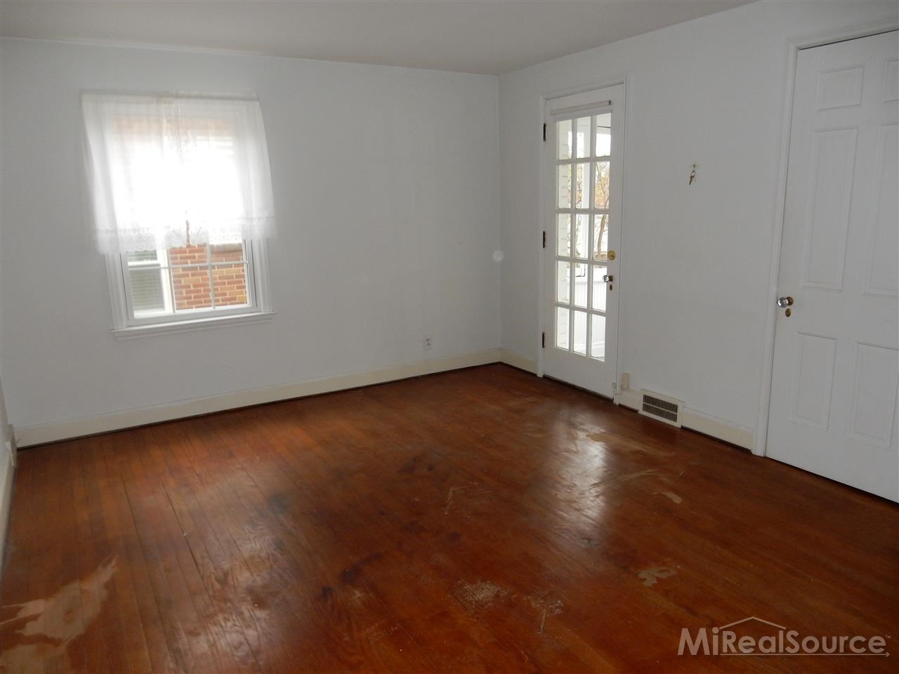 322 Fisher Road Grosse Pointe, MI 48230 - Photo 14 of 18 31196023-13.JPG