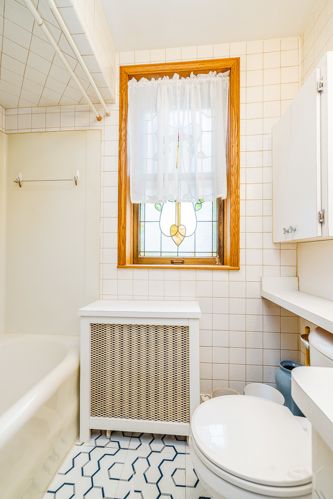 2933 Maple Avenue Berwyn, IL 60402 - Photo 14 of 49 a bathroom with a toilet a sink and a bathtub