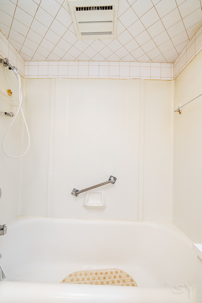2933 Maple Avenue Berwyn, IL 60402 - Photo 15 of 49 a bathroom with a bathtub