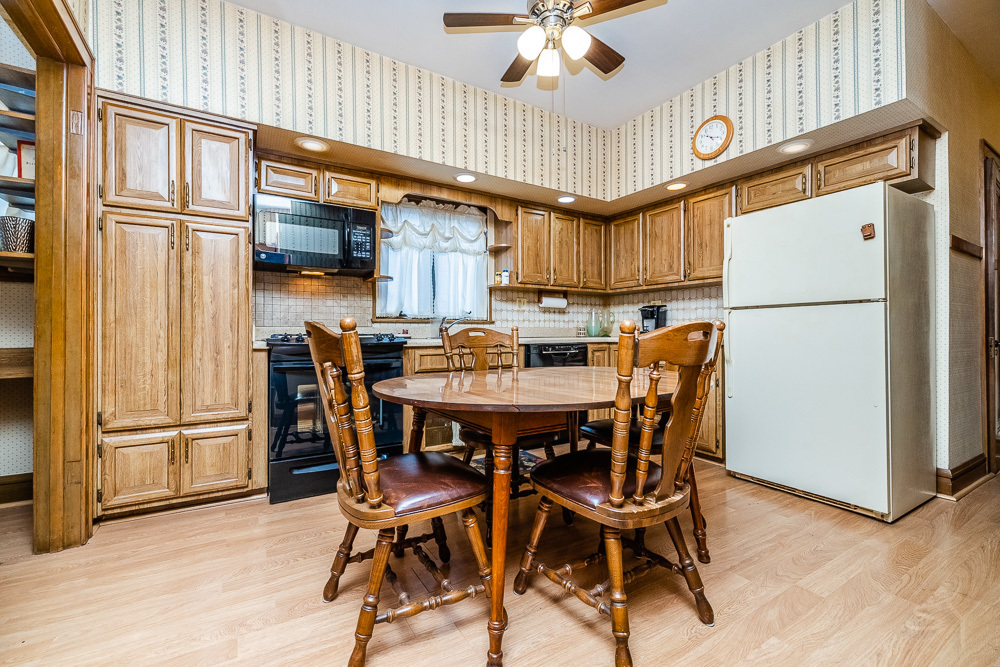 2933 Maple Avenue Berwyn, IL 60402 - Photo 26 of 49 a view of a dining room with furniture