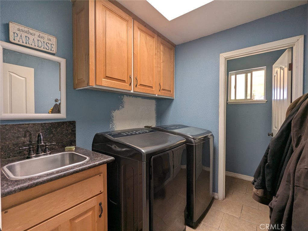 2304 Hutton Way Durham, CA 95938 - Photo 21 of 43 a utility room with dryer and washer