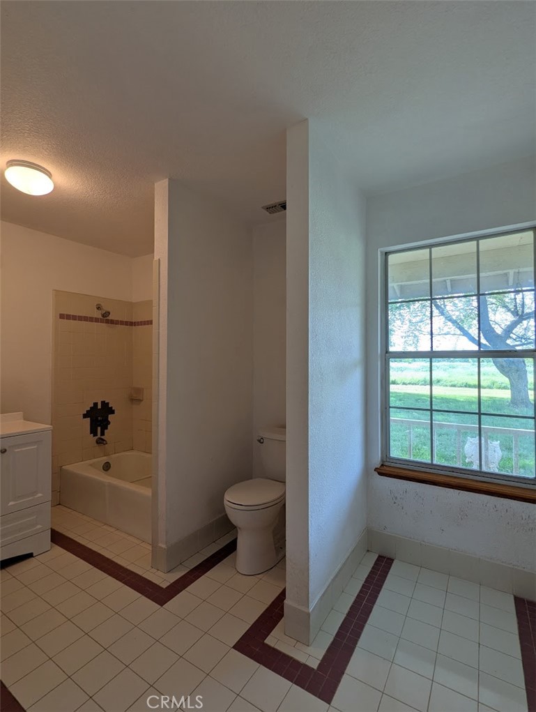 2304 Hutton Way Durham, CA 95938 - Photo 33 of 43 a bathroom with a bathtub and toilet