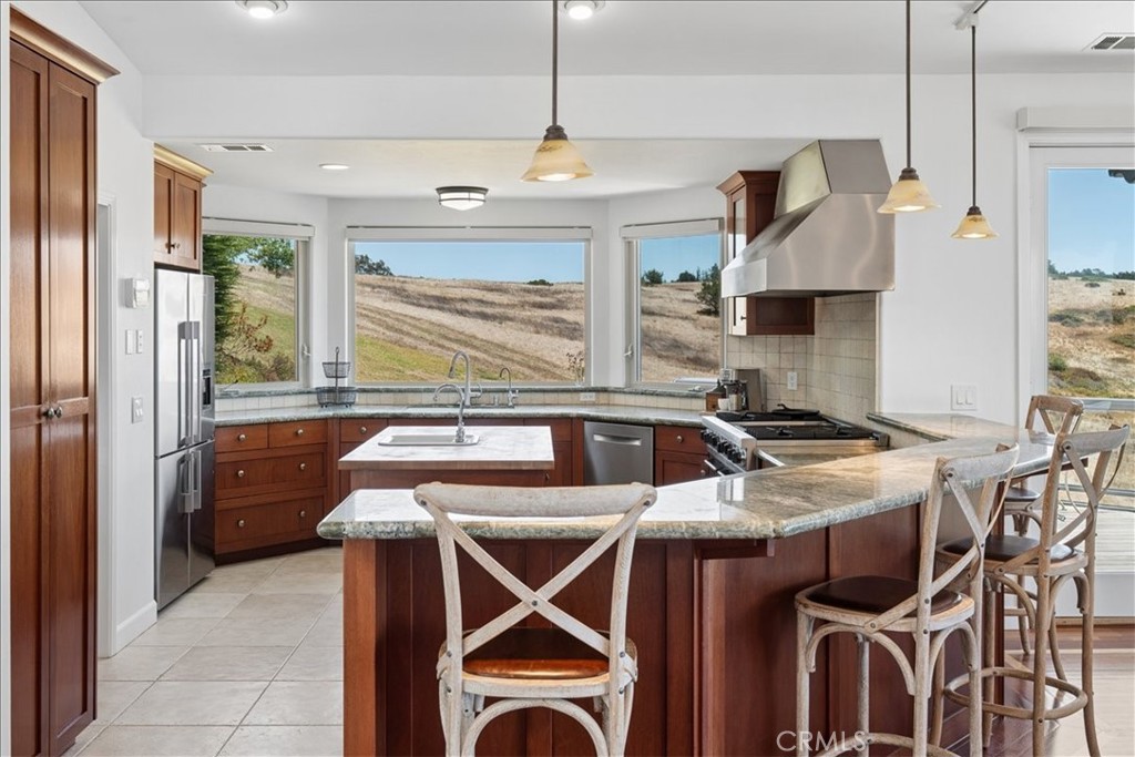 380 Huntington Road Cambria, CA 93428 - Photo 17 of 75 Chef's kitchen.v