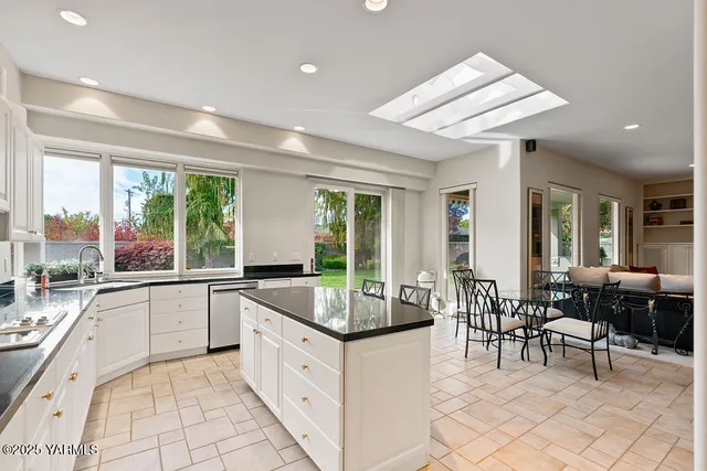 $779,500 | 704 Beacon Avenue, Yakima, WA 98901