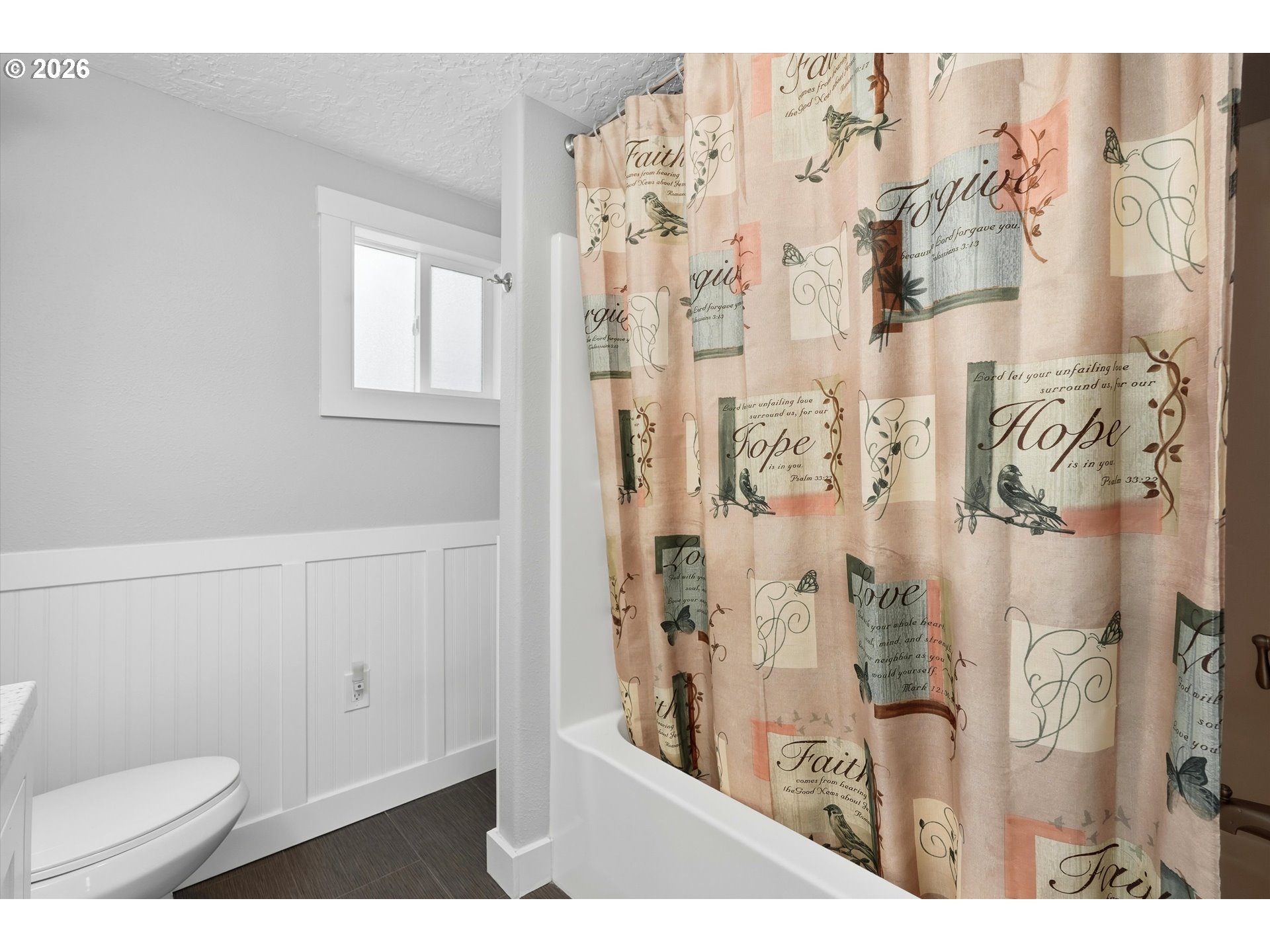 285 19th Avenue Longview, WA 98632 - Photo 16 of 27 a bathroom with a toilet sink and shower