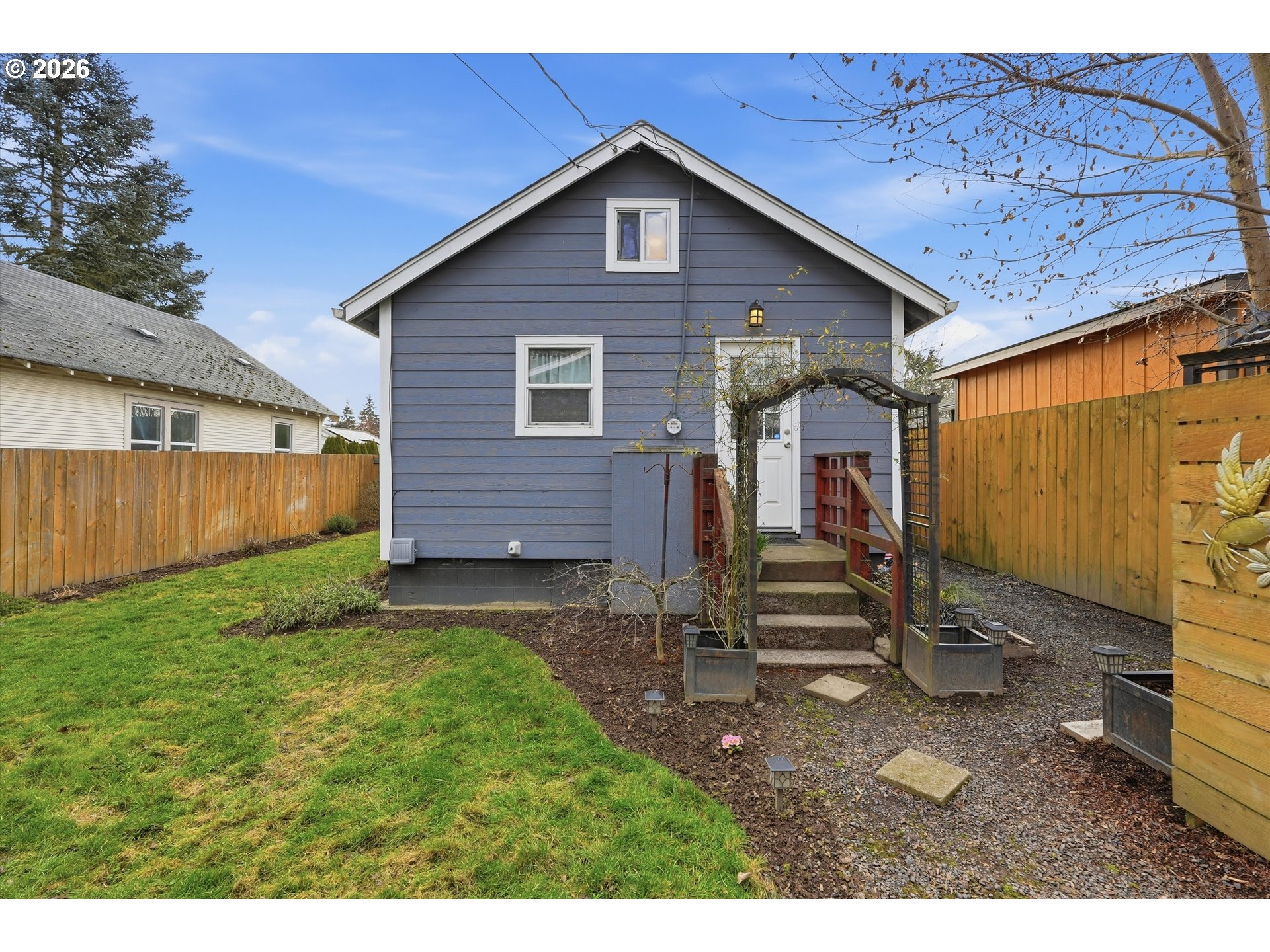 285 19th Avenue Longview, WA 98632 - Photo 23 of 27 a front view of a house with garden