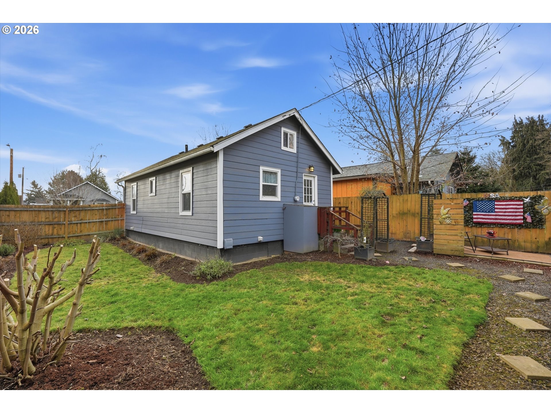 285 19th Avenue Longview, WA 98632 - Photo 24 of 27 a backyard of a house with dishwasher and wooden fence