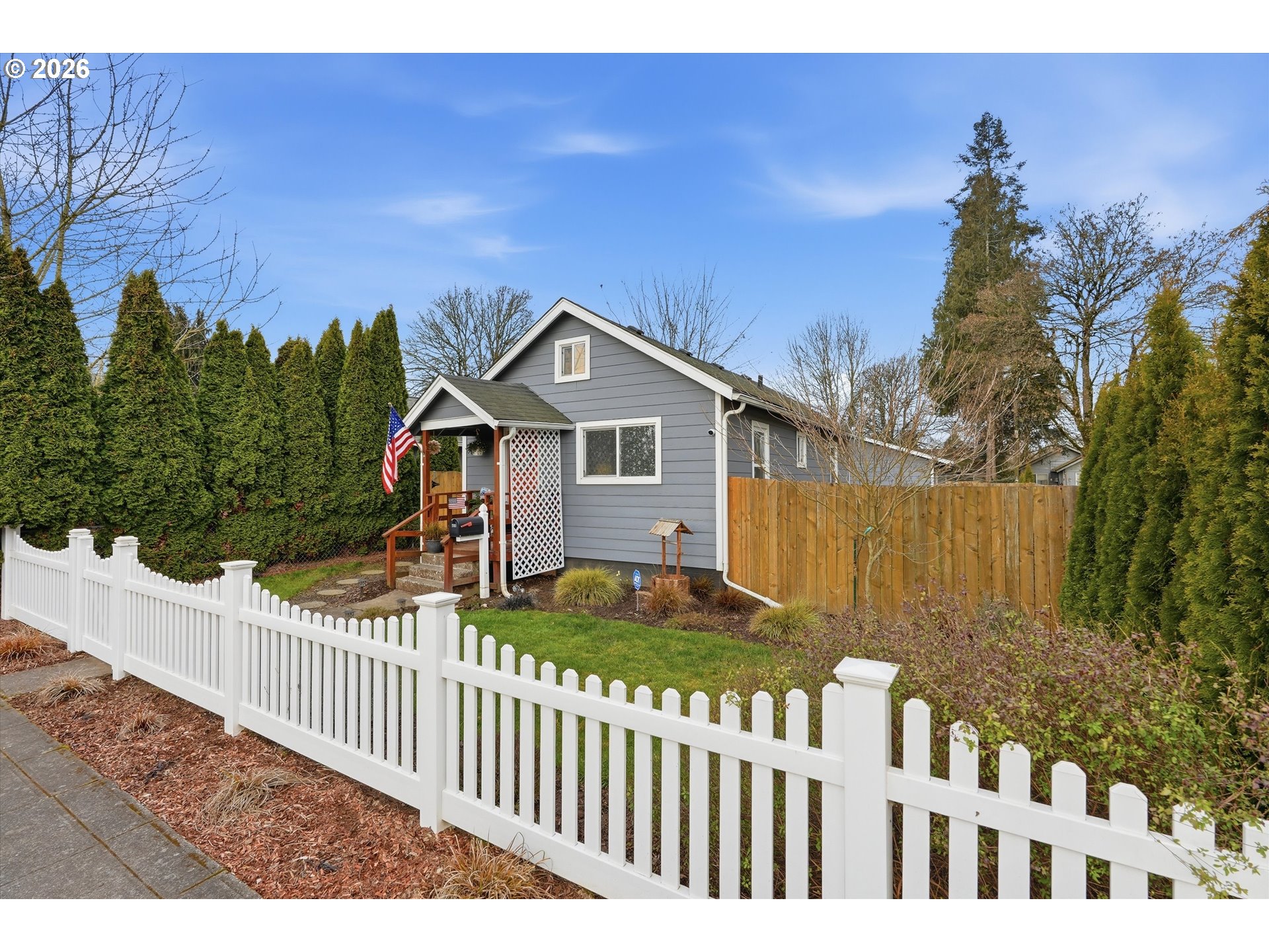 285 19th Avenue Longview, WA 98632 - Photo 3 of 27 a front view of a house having yard