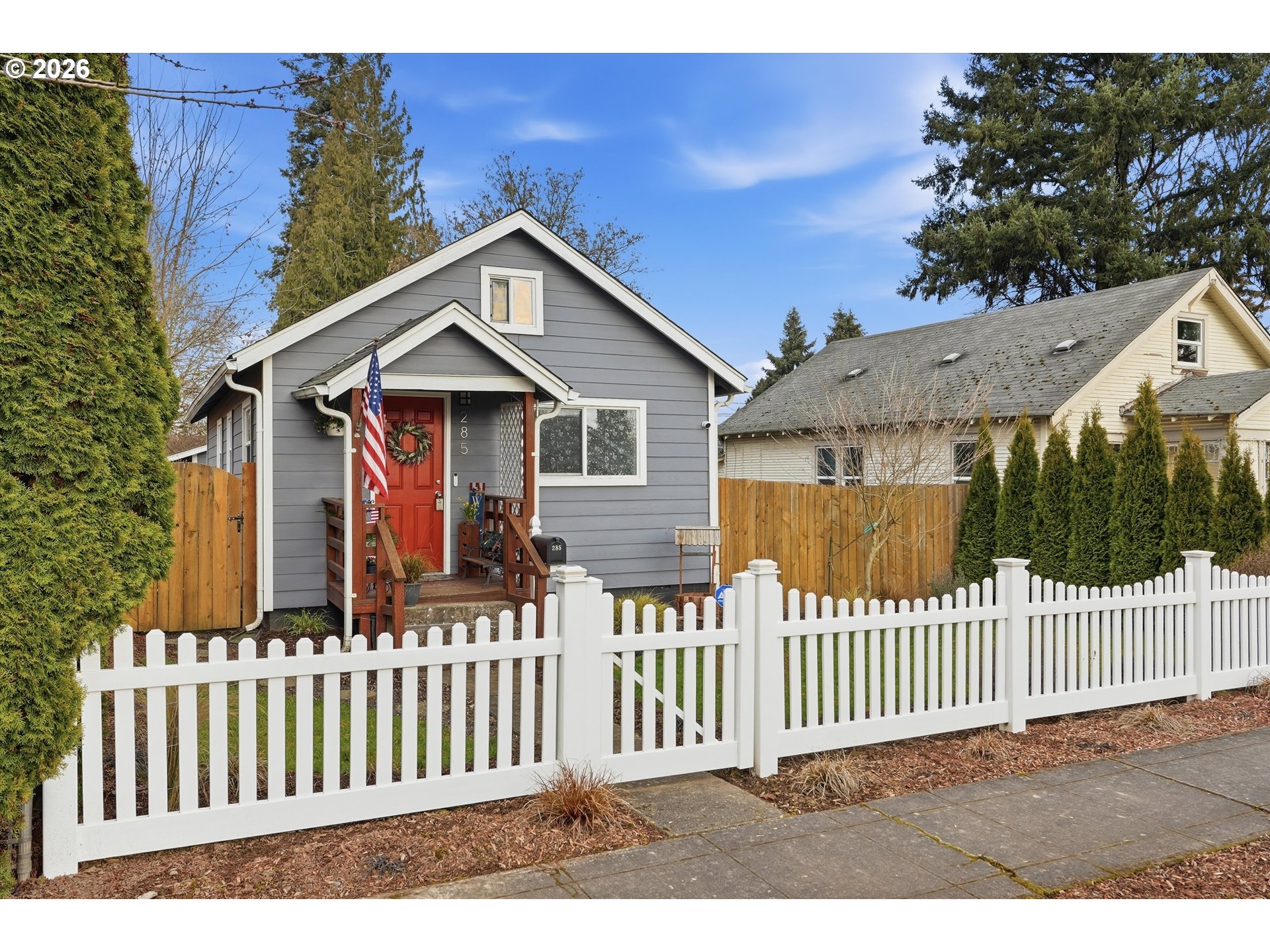 285 19th Avenue Longview, WA 98632 - Photo 4 of 27 a front view of a house with a garden