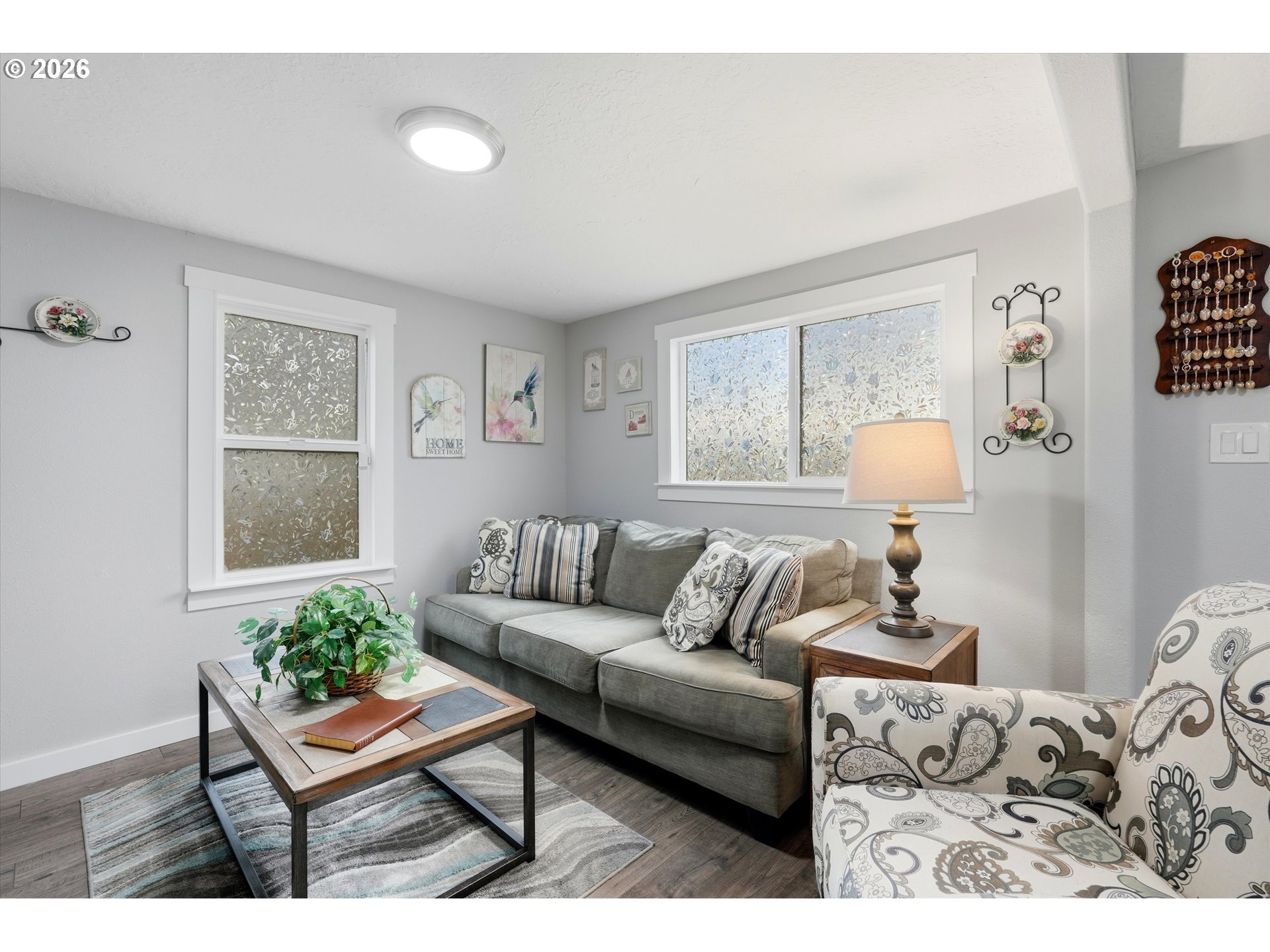 285 19th Avenue Longview, WA 98632 - Photo 7 of 27 a living room with furniture and a window