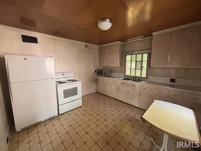 $99,900 | 206 South Van Buren Avenue, Fowler, IN 47944