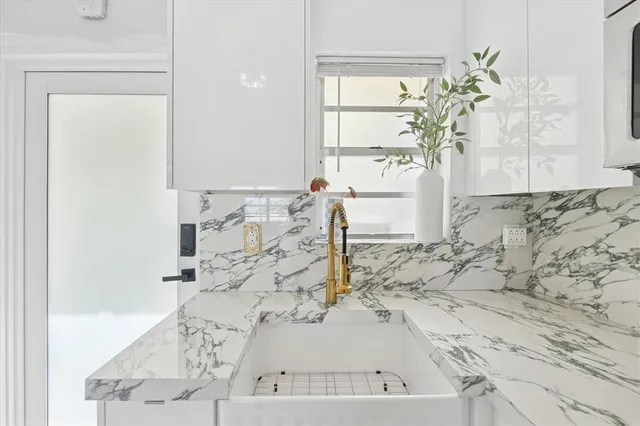 a bath room with a bathtub