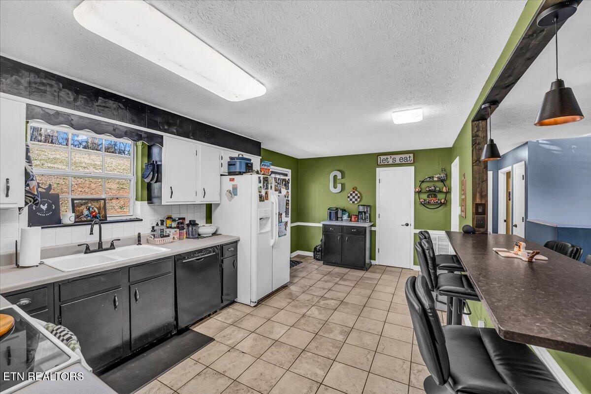 633 Sinking Springs Road Clinton, TN 37716 - Photo 13 of 40 13-Kitchen A4