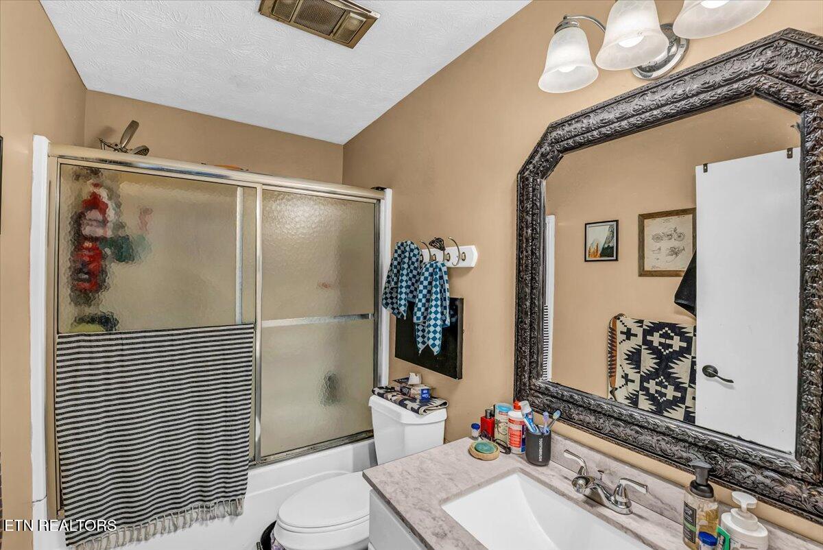 633 Sinking Springs Road Clinton, TN 37716 - Photo 17 of 40 17-1st Bathroom A1