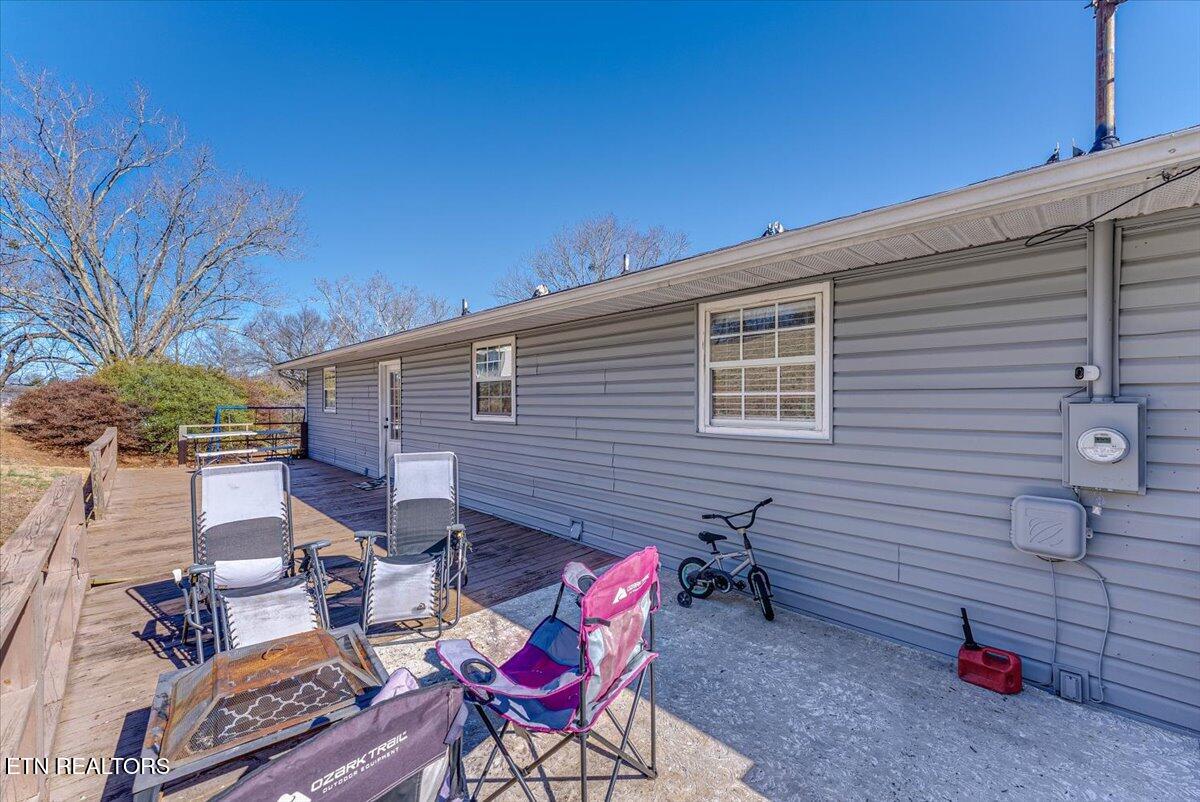 633 Sinking Springs Road Clinton, TN 37716 - Photo 34 of 40 34-Deck 1
