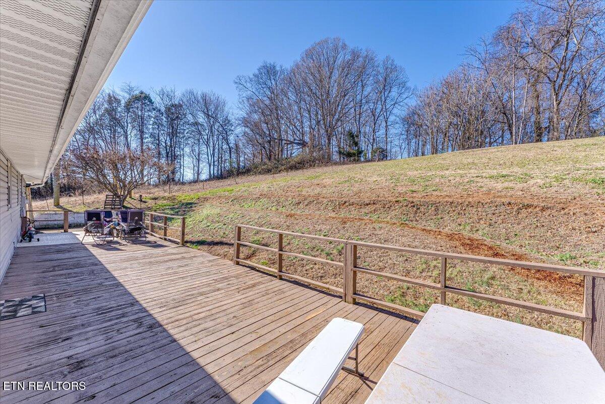 633 Sinking Springs Road Clinton, TN 37716 - Photo 37 of 40 37-Deck A4