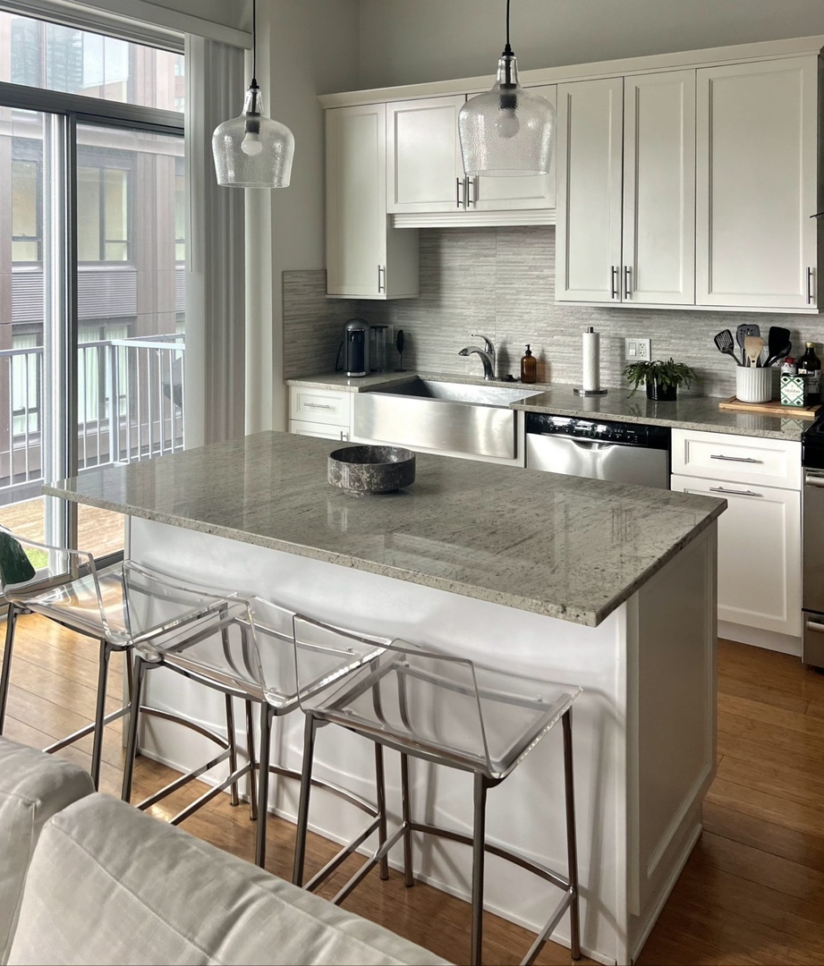 3 North Aberdeen Street, Unit 401 Chicago, IL 60607 - Photo 2 of 6