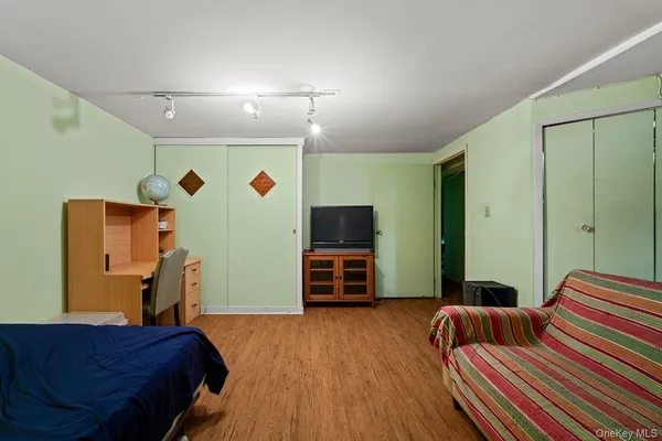 $968,000 | 240-58 65th Avenue | Douglaston