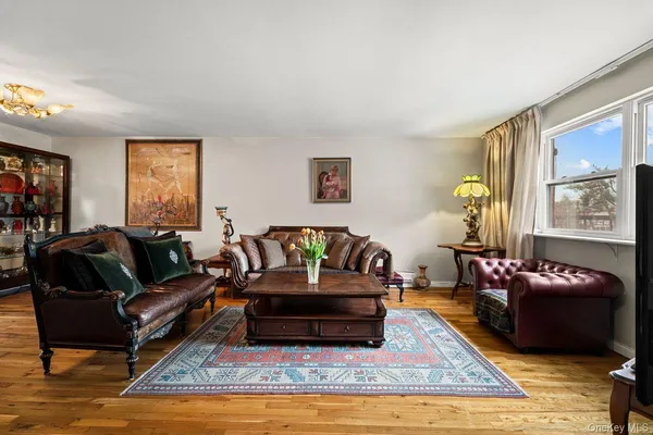 $968,000 | 240-58 65th Avenue | Douglaston
