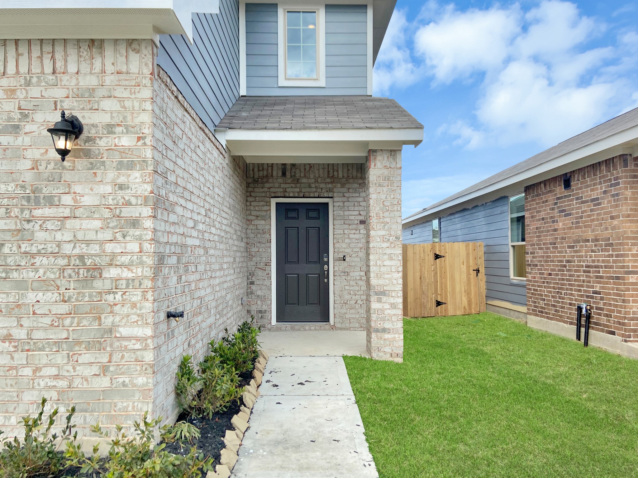 847 Redinger Ridge Drive Huffman, TX 77336 - Photo 4 of 30 a front view of a house with a garden