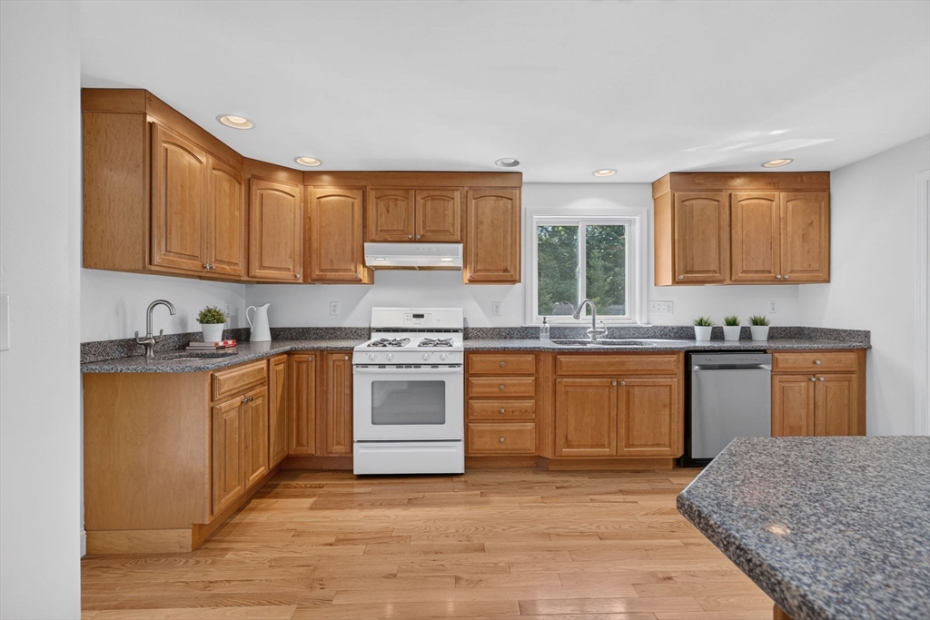 10 Hemlock Road Andover, MA 01810 - Photo 10 of 41