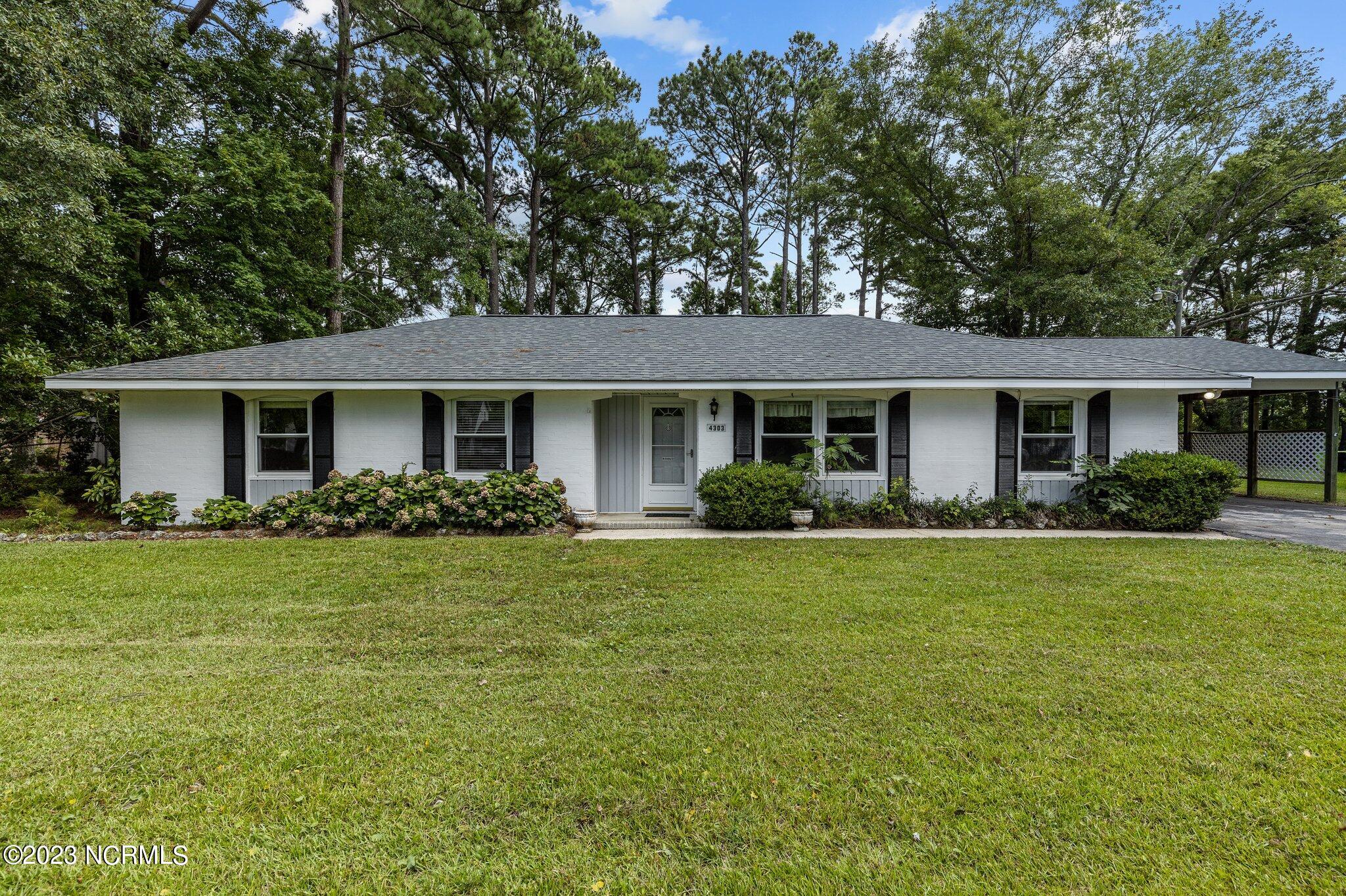 4303 Country Club Road Morehead City, NC 28557 - Photo 2 of 46